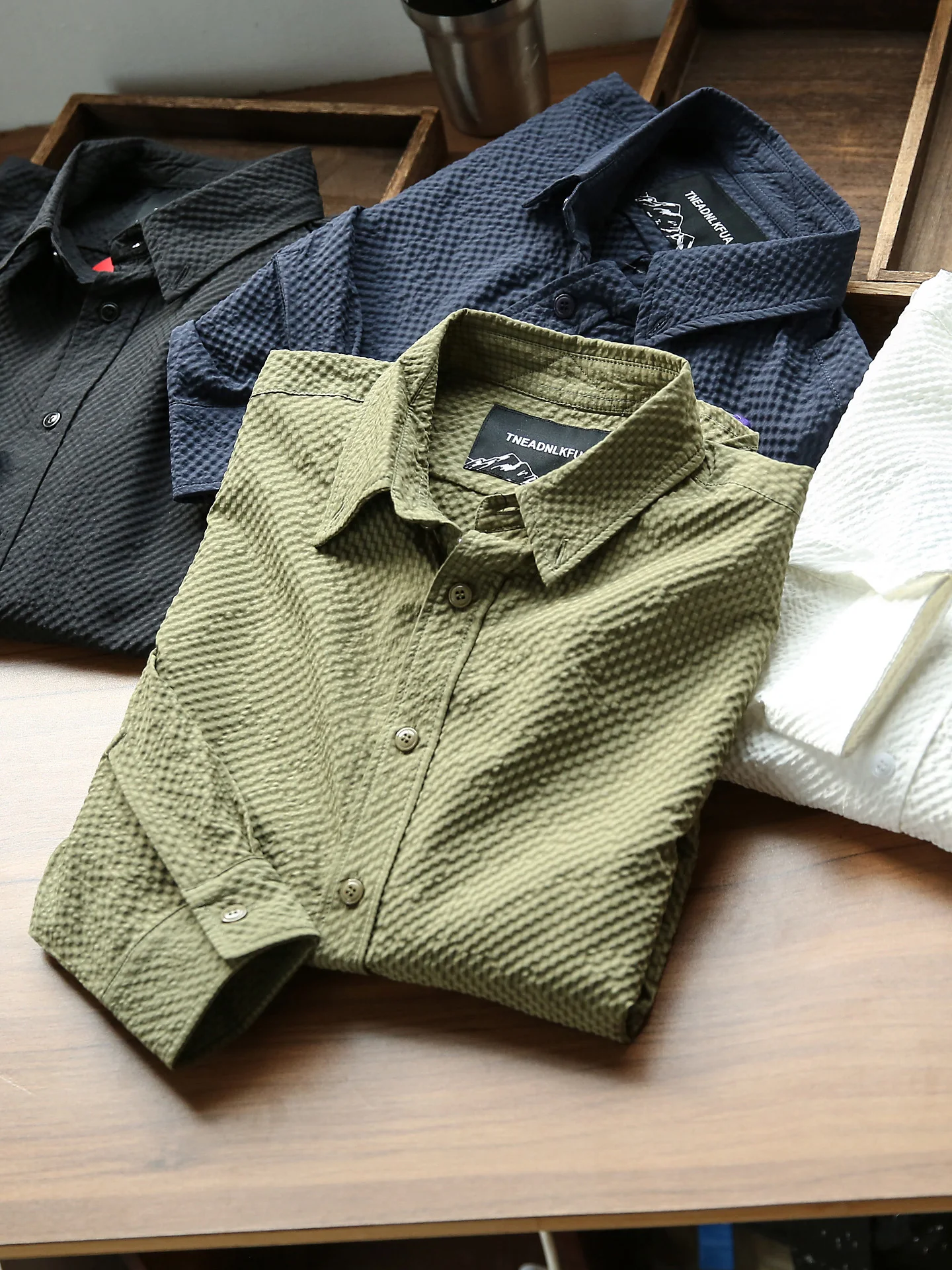 

Новая осенняя мужская повседневная рубашка с длинным рукавом из ткани с эффектом пузырьков, универсальная, однотонная, на пуговицах, свободного кроя, из полиэстера.