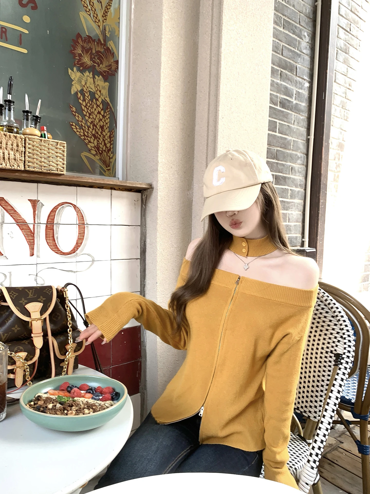 

Женский вязаный свитер на одно плечо с сетчатыми вставками и бархатной основой, с открытыми плечами, осенне-зимняя модная брендовая одежда