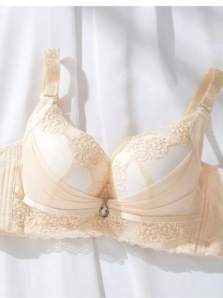 

Gather up women's bras and bras without steel rings to prevent them from losing weight, making them comfortable and pure