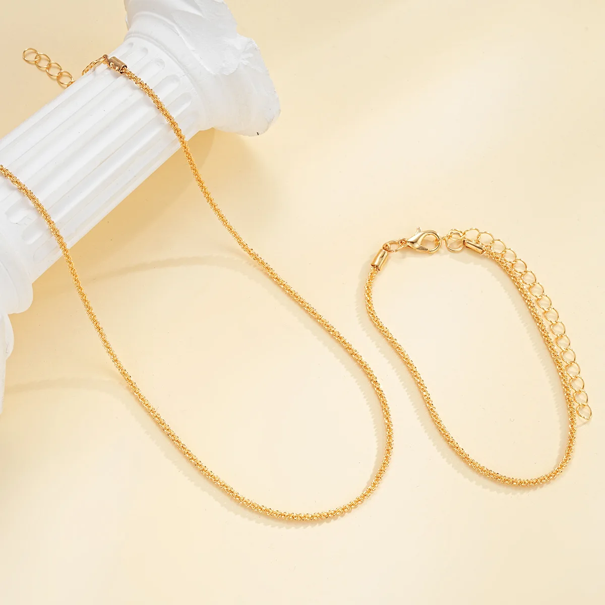 

Gold Bracelet Nelace Set for Women Faionable Jewelry Accories Hybrid Sle Alloy Embedded Artificial Gemstone New Arrival