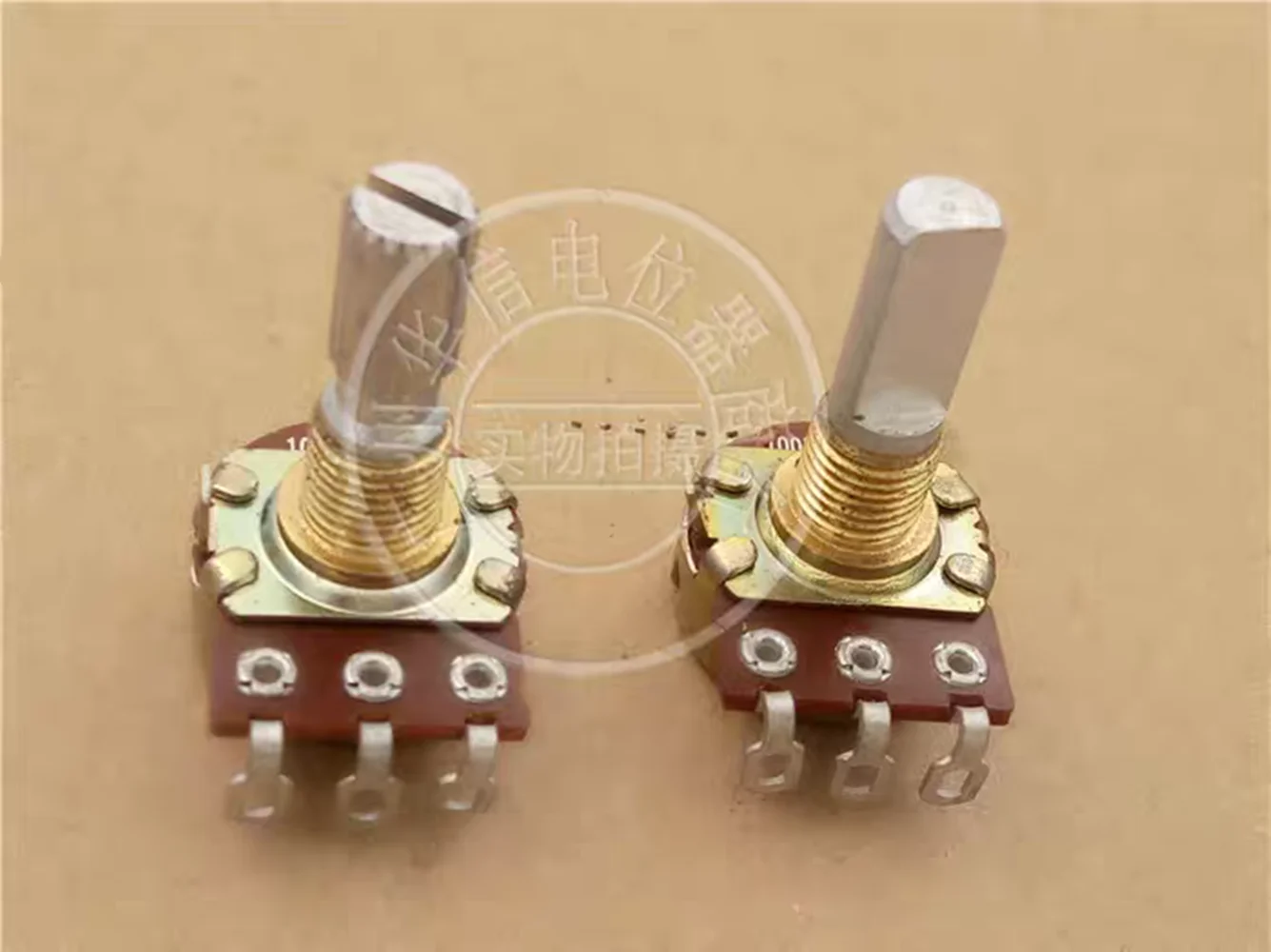 

Original new 100% 148 Type single potentiometer B100K 10KB270° 270-degree handle length 20MM (SWITCH)