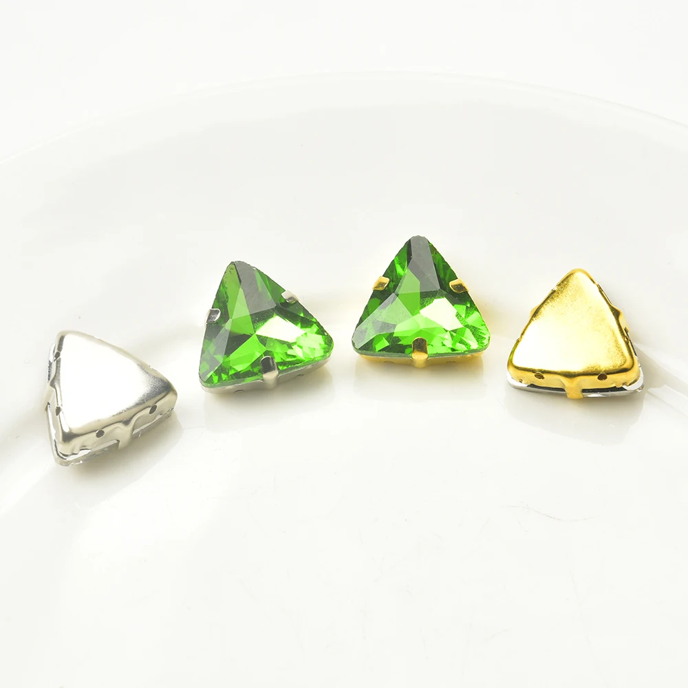Neu eingetroffen: 18 mm farbige dreieckige Kristallgläser mit silbernen und goldenen Metallklauen, geeignet für DIY-Kleidung/Schuhe/Taschen.