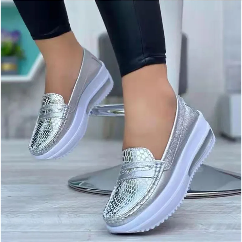 Plus Size 43 scarpe Casual piatte da donna 2024 Fashion Round Toe Low Top Wedge Platform Sneakers Comfort mocassini da donna antiscivolo