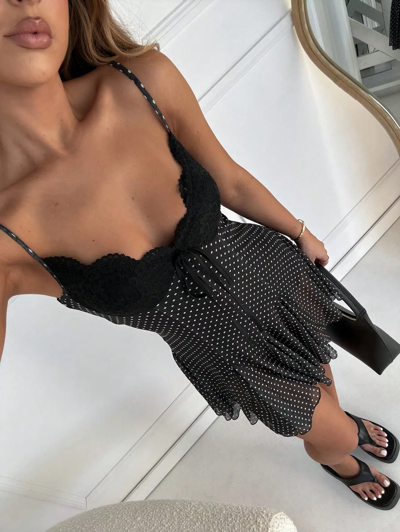 

Черное мини-платье на тонких бретельках с кружевной отделкой в ​​горошек для летнего отдыха