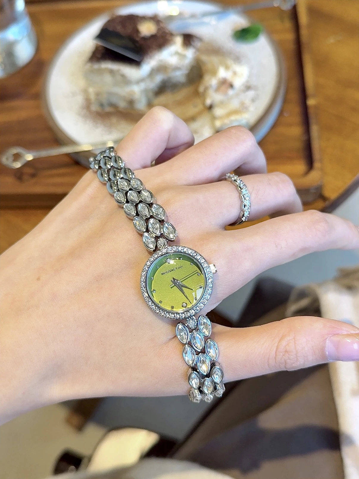 

High-end women's watches with a touch of luxury, stylish design, perfect for the workplace, and make a great gift.