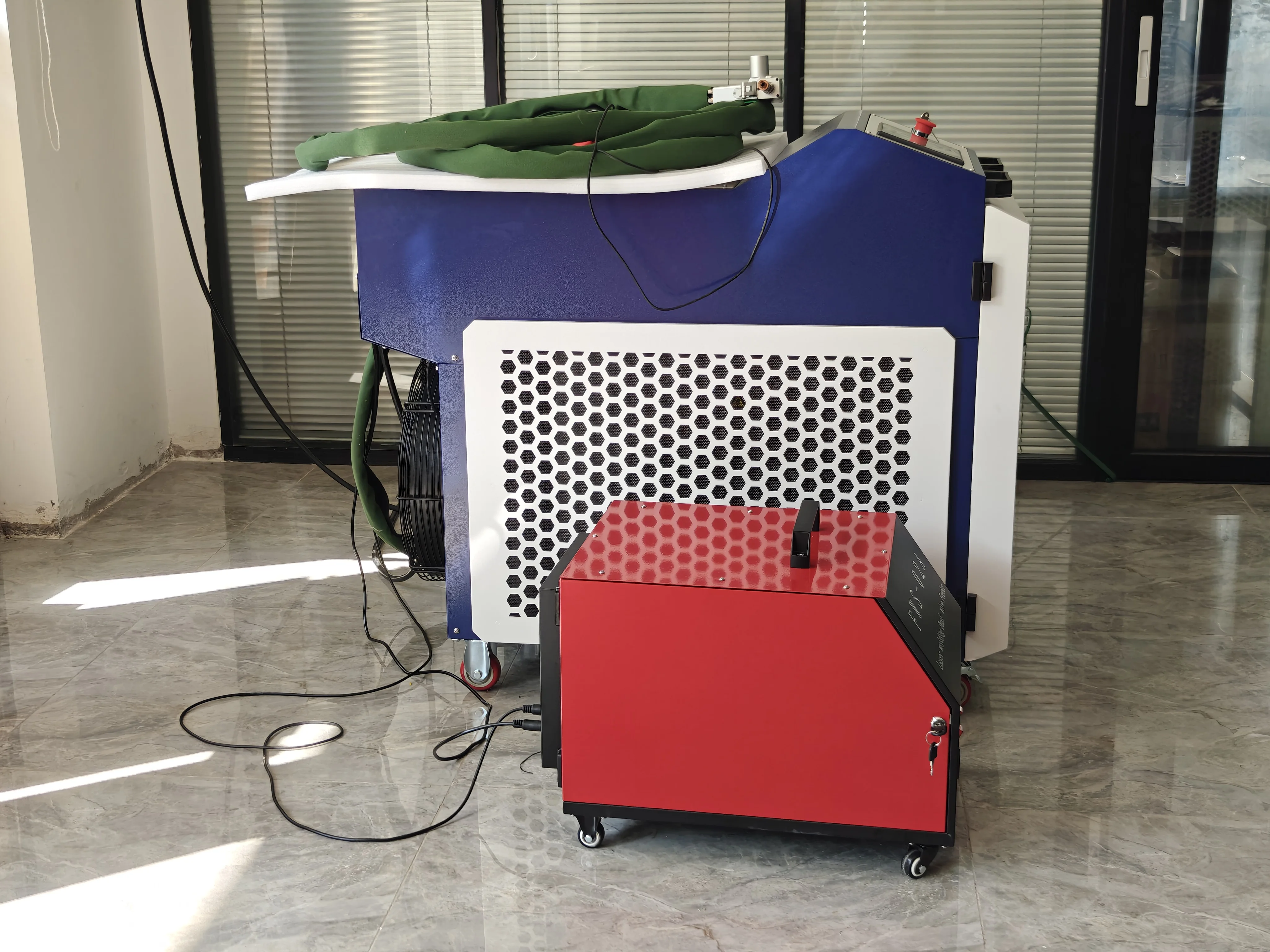 Raycus 2000W Handheld Fiber Laser Welder Portable Metal Welding Tool Light Weight Welding Machine for Factory Use