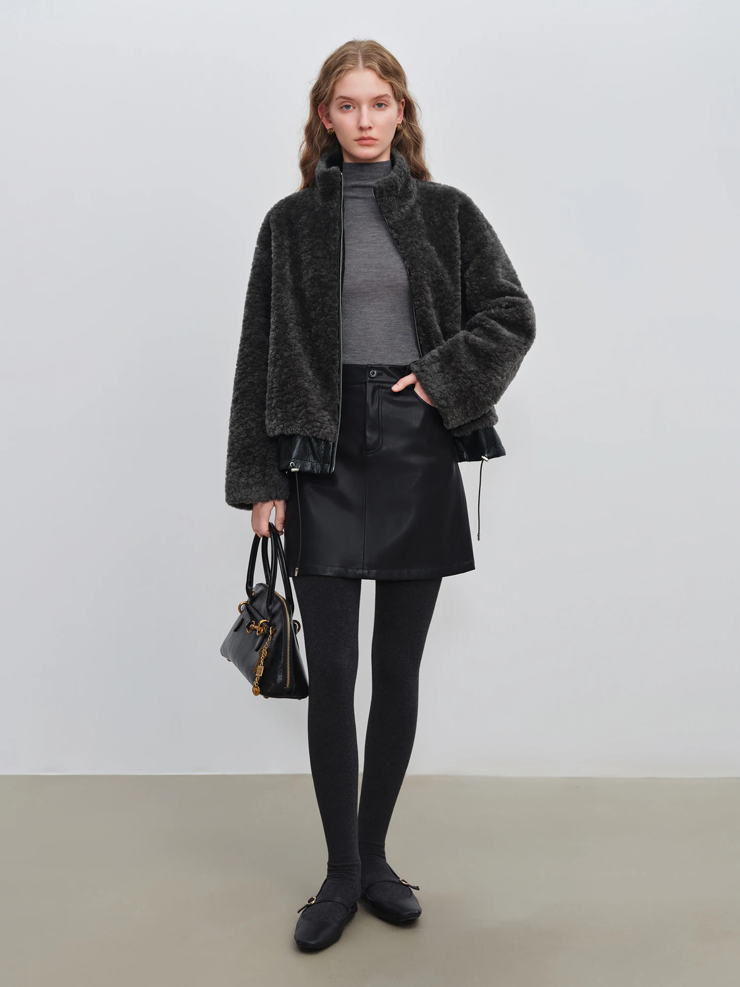 ZIQIAO 2025 Winter Women's Petite Stand Collar Faux Fur Shearling Short Jacket Plush Teddy Zip Up Cozy Fleece Cropped Coat