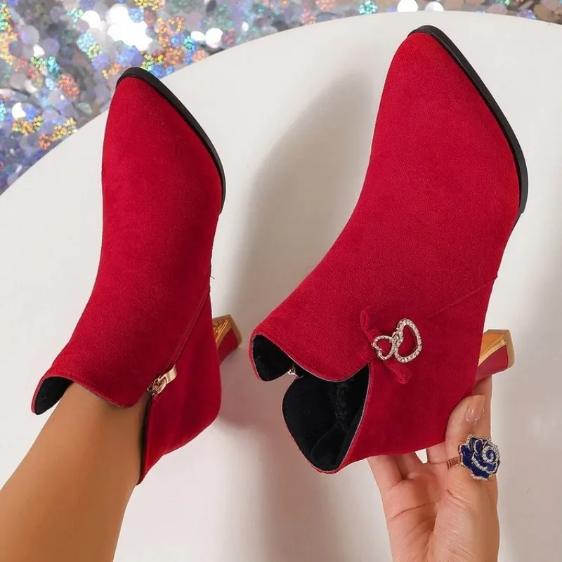 Übergrößen Damen Stiefeletten aus Wildleder mit spitzer Zehenpartie, Strass, hohem Absatz, seitlichem Reißverschluss, Herbst-Winter Damen Party Kurzstiefeletten – Detail 2