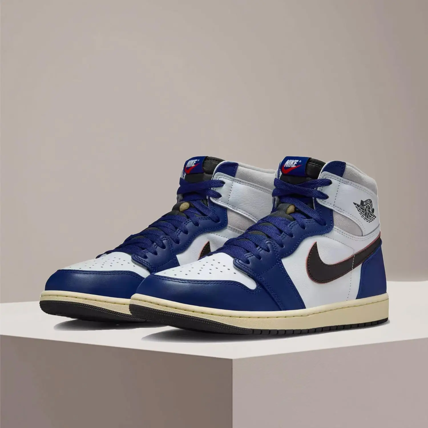 

Nike Air Jordan 1 Retro High-Top Men's Basketball Shoes - Classic, Breathable, Slip-Resistant, Durable DZ5485-100