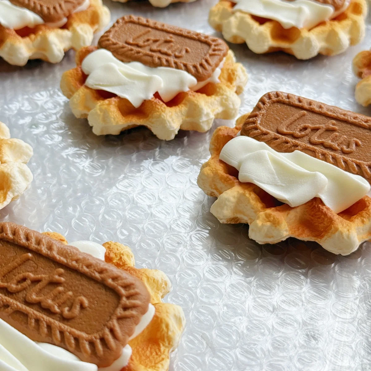 Gefälschte Waffel mit Eis- und Karamellkeksen – realistische Dessert-Display, Fotografie-Lebensmittel-Requisite, Café-Bäckerei-Dekor – Detail 4