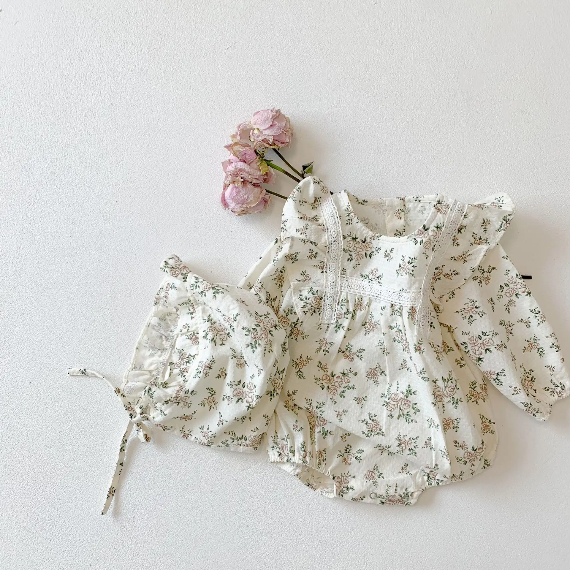 

2Pcs Floral Lace Ruffle Cute Baby Romper + Hat Set Infant Vintage Floral Long Sleeve Jumpsuit Toddler Baby Girl Sweet Clothes