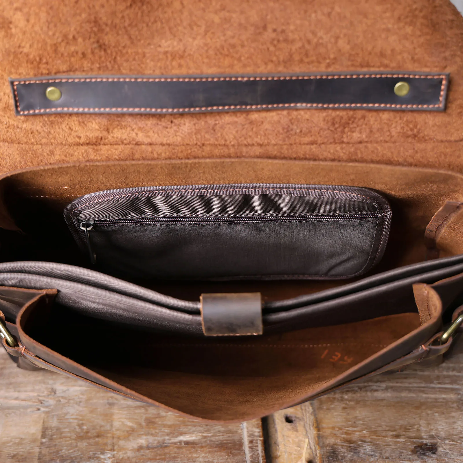 S.WORKE Vintage Echtleder Herren Umhängetasche Messenger Bag Crazy-Horse Rindsleder Klassische 14 Zoll Laptop-Tasche – Detail 13