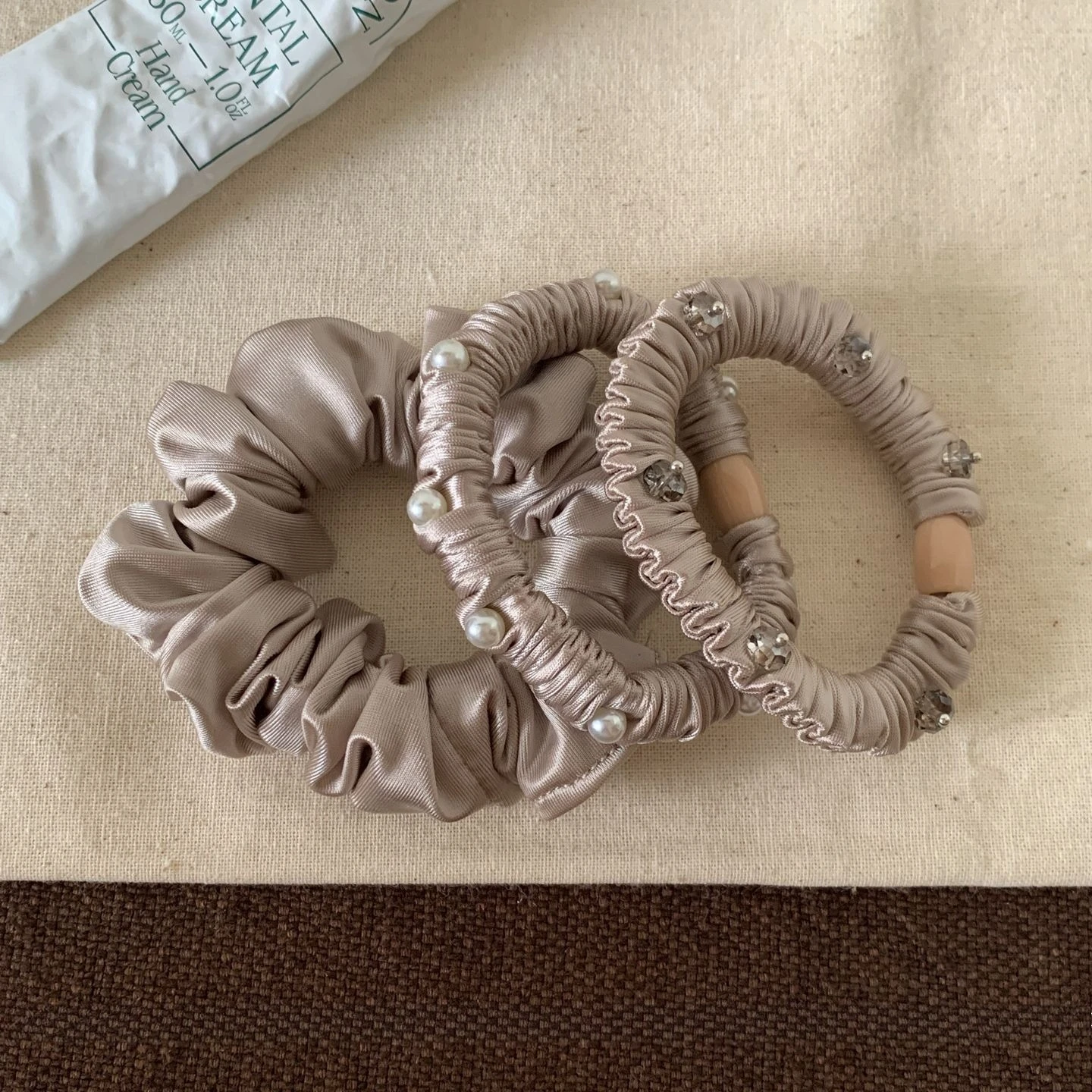 3 Stück Einfache Perlen-Kristall-Haargummis Hochelastische Schlichte Satin-Plissee-Scrunchies Haaraccessoires Satin-Falten-Haargummis – Detail 7