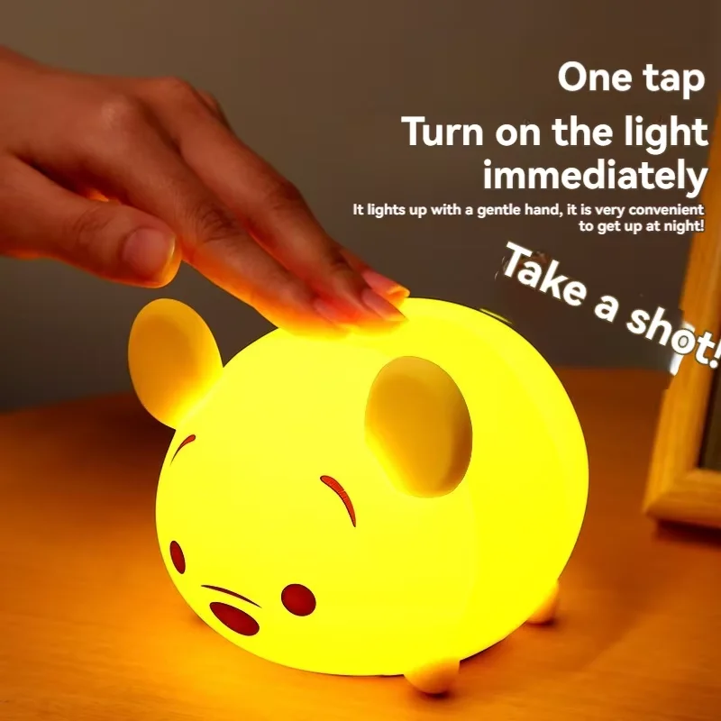 مصباح بجانب السرير مزود بإضاءة ليلية من السيليكون على شكل دب الفراولة مع توهج ناعم هدية مثالية للفتيات والنساء