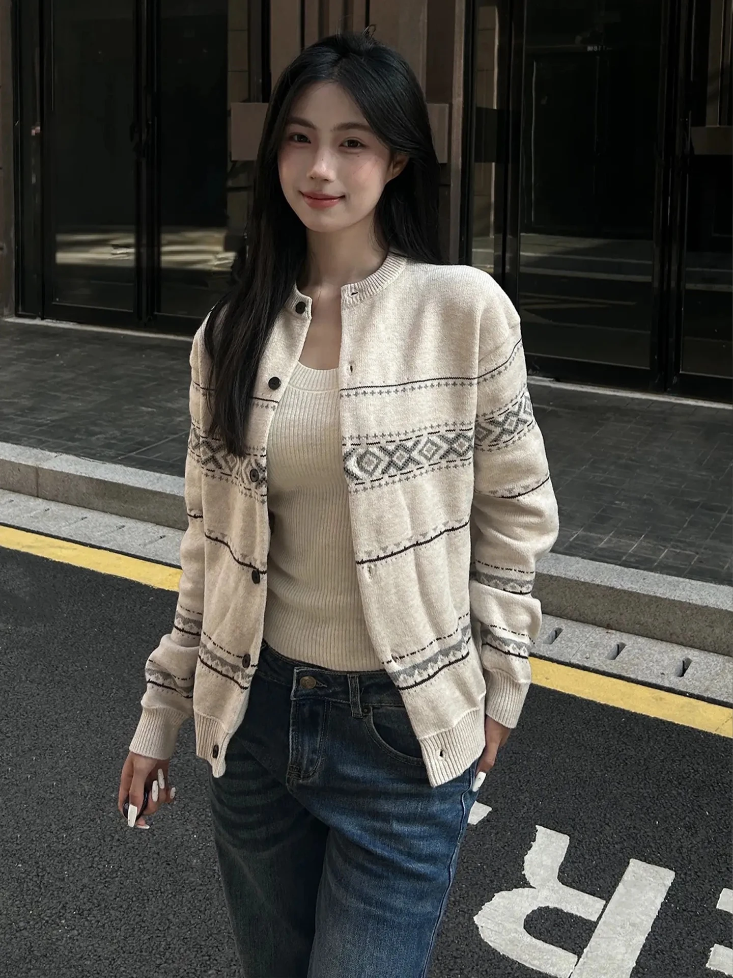 

Мужской вязаный кардиган в стиле Old Money: мягкий, элегантный, из полиэстера, для осени