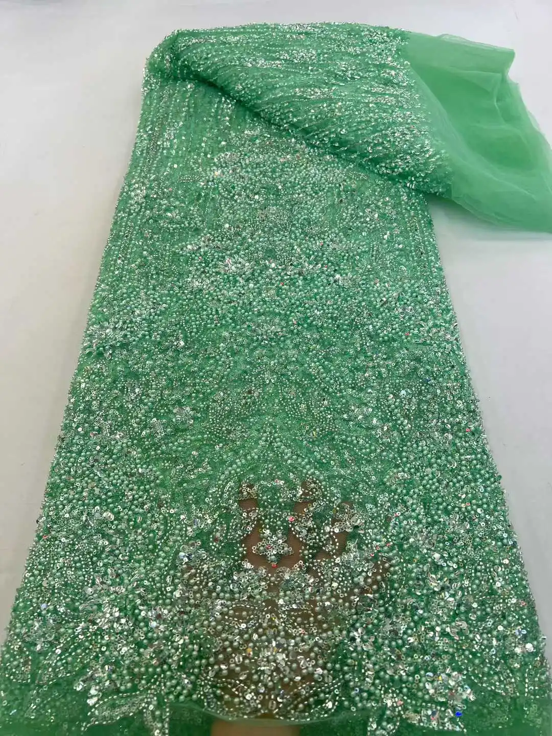 

Горячая новинка 2026: Тюлевая кружевная ткань с бисером и пайетками в африканском, нигерийском и французском стиле для элитных свадебных и праздничных платьев, а также для пошива нарядов невест