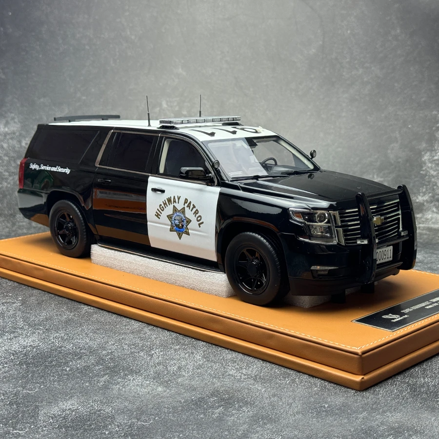 GOC 1:18 Chevrolet Suburban Tahoe LTZ SUV 2015 Resin Car Model Collection Display gift ornaments for friends