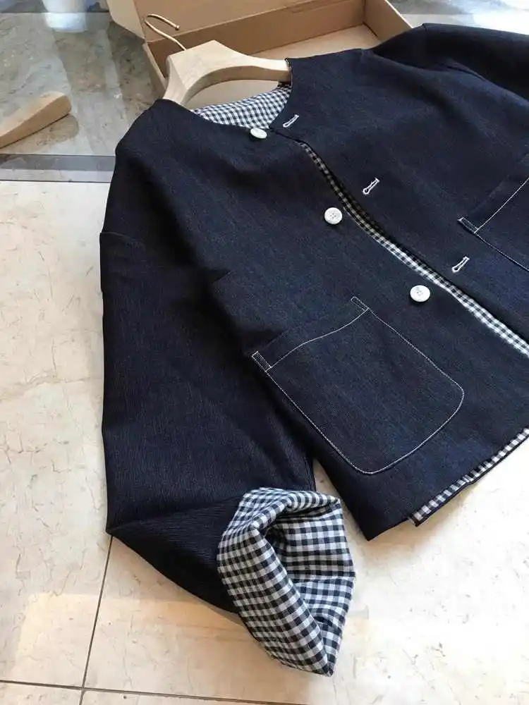 سترة دينم على الطراز الكوري مزدوجة الجوانب للنساء لربيع 2026 تصميم جديد على طراز العطر الصغير الأدبي القديم