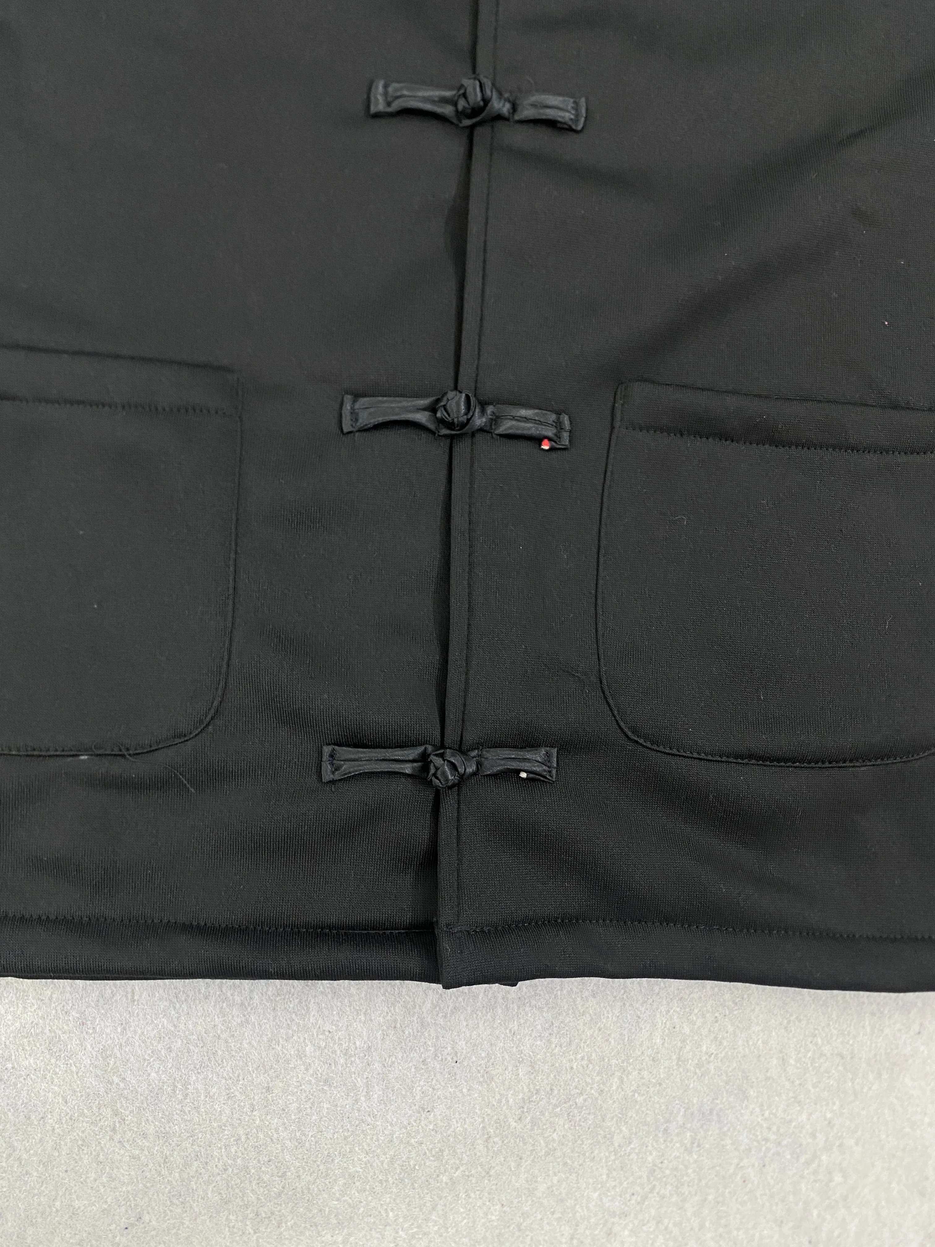 Neuer Strickcardigan im chinesischen Nationalstil mit Streifenmuster, Kragen, Schnalle, doppelten Taschen an den Ärmeln und Kontrastfarben – ein trendiger Mantel. – Detail 4