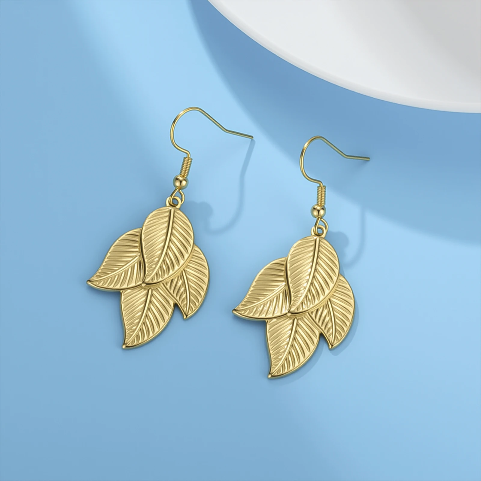 COOLTIME Trendige Blatt-Ohrringe für Damen aus Edelstahl in Goldfarbe, Modische Schmuck-Ohrringe im Großhandel – Detail 8