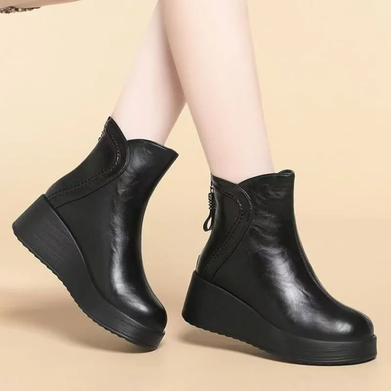 Runde Zehenpartie, Keilabsatz, Stiefeletten, Reißverschluss hinten, Vintage-Design, weiches Leder, mit Fleece gefüttert, Damen-Winterstiefeletten. – Detail 2