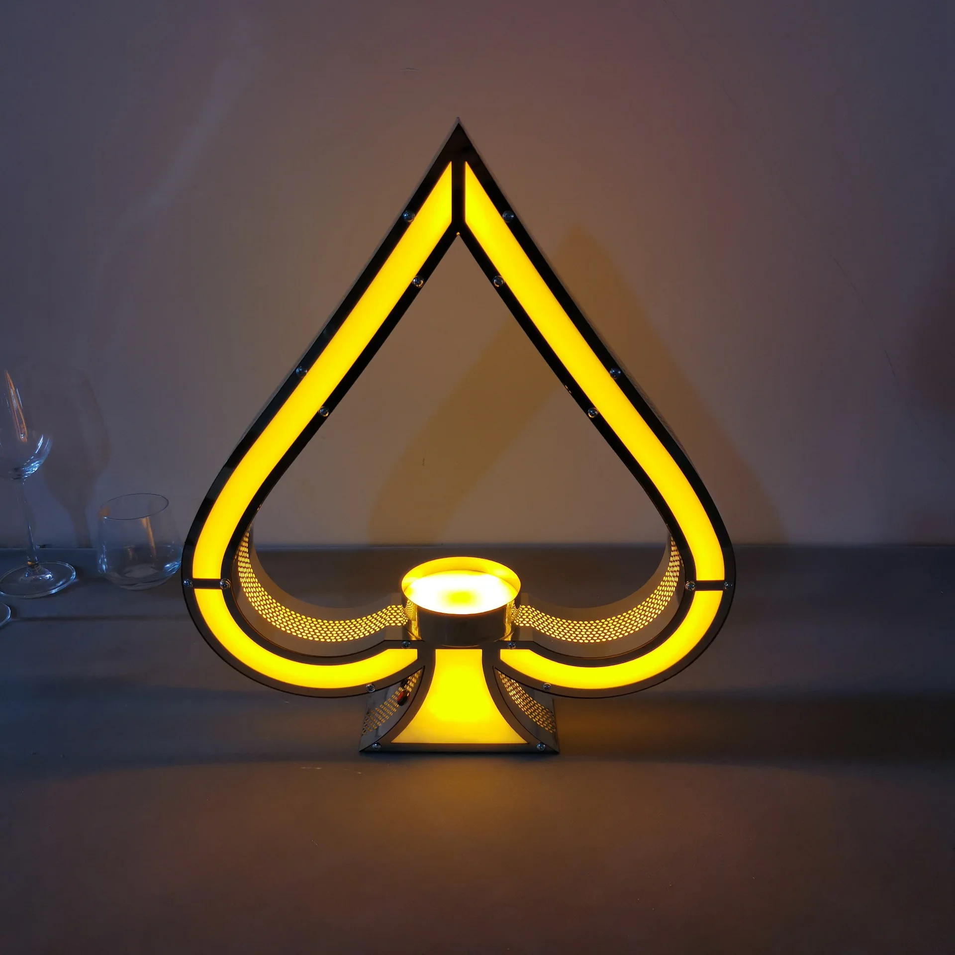 

Набор Spade a Dragon, бар, КТВ, винная опора, сиденье, высококачественная стойка, лазерное светящееся сиденье, шампанское, блюдце Ван Ян