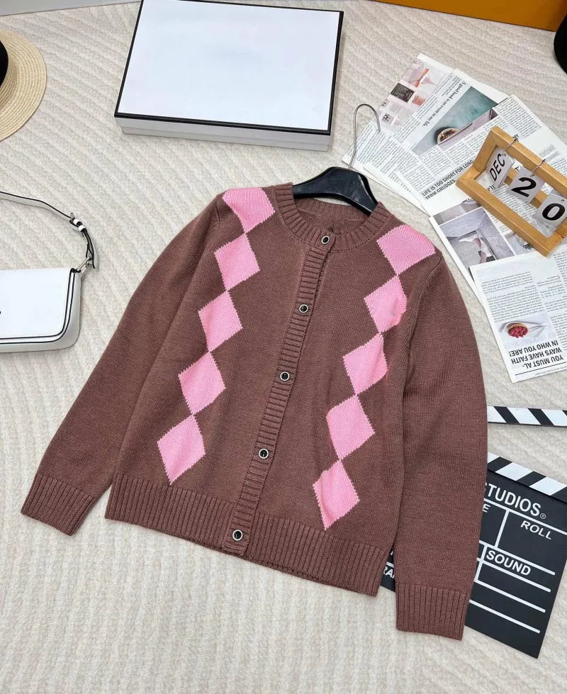 

2024 Autumn/Winter Women's Sweater Fashion and Exquisite College Style Slimming and Slimming, Diamond Grid Knitted Cardigan Vers