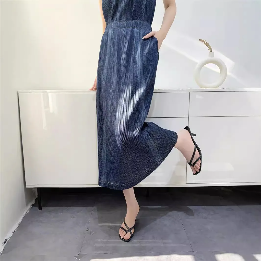 مياكي مطوية الدنيم نمط فستان ضيق 2025 صيف جديد بلا أكمام الدنيم اللون المطبوعة نصف تنورة مجموعة عادية مريحة