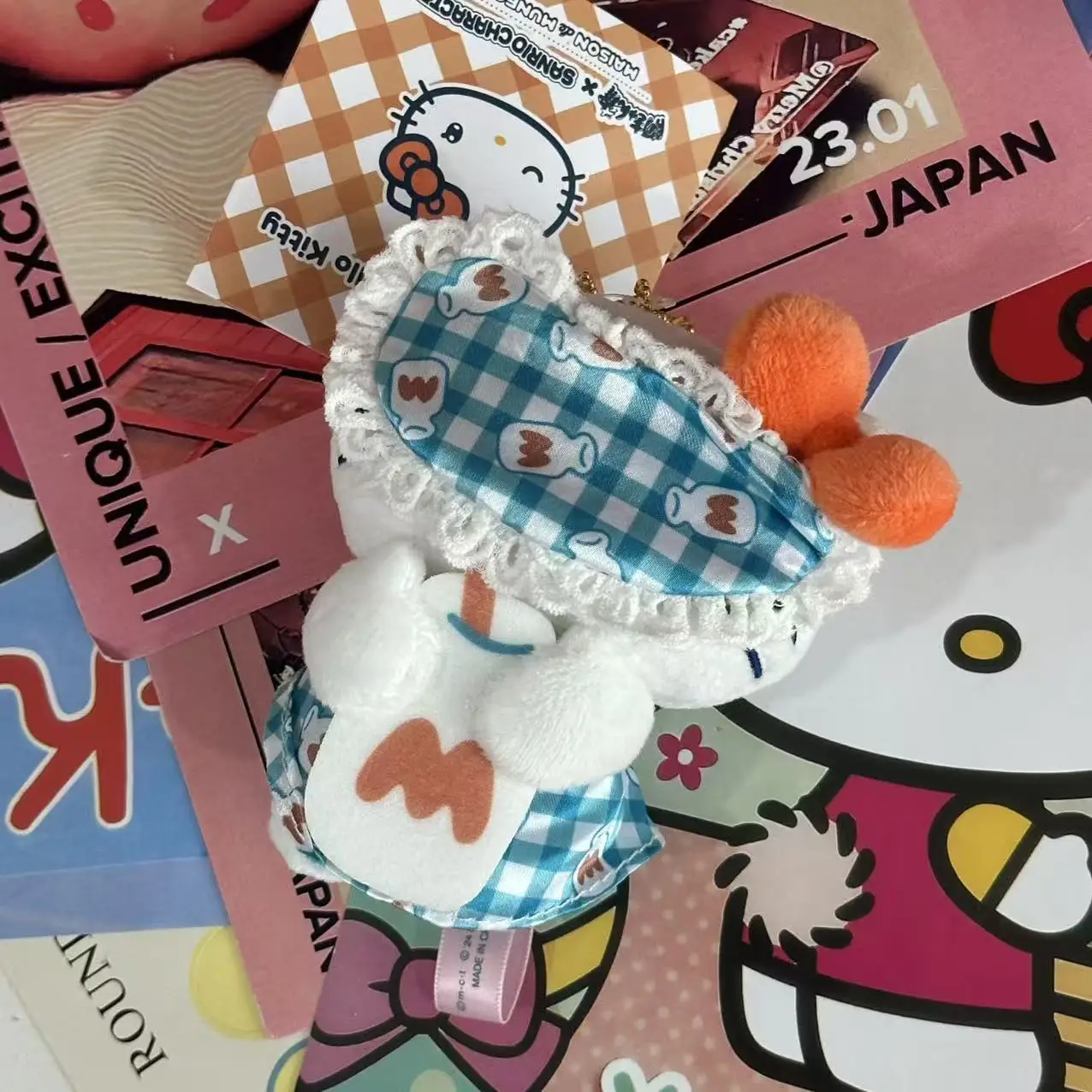 พวงกุญแจตุ๊กตา Hello Kitty รุ่น Illustrator  กระเป๋าเป้ตุ๊กตาแฟชั่นสุดฮิต ของขวัญน่ารักสไตล์สาวหวาน