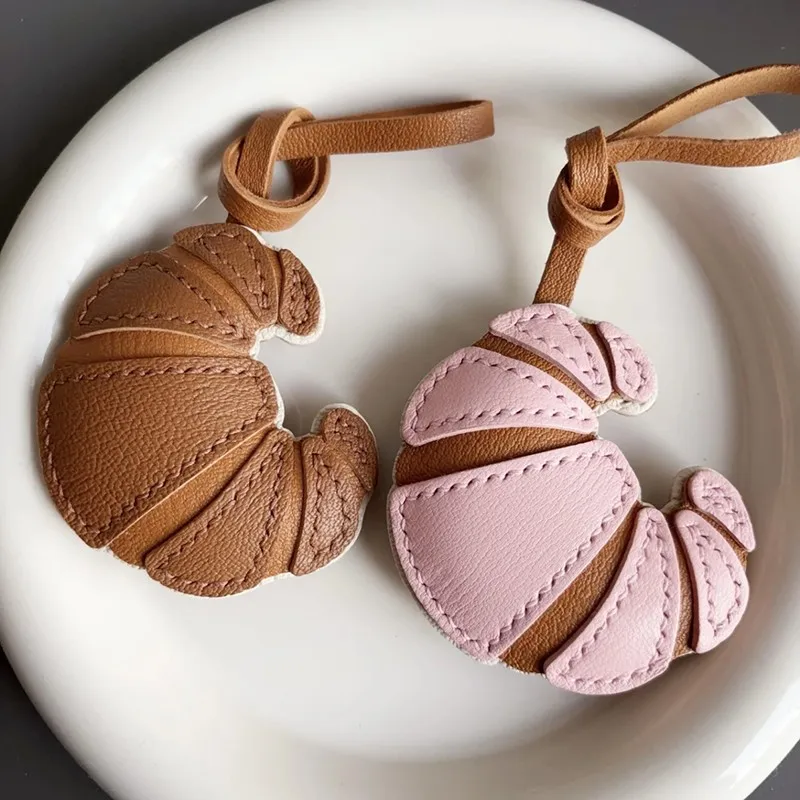 

Яркий брелок-круассан: нотка парижского шика в цветах из натуральной кожи — идеальный подарок для женщин, аксессуар для сумки, подвеска