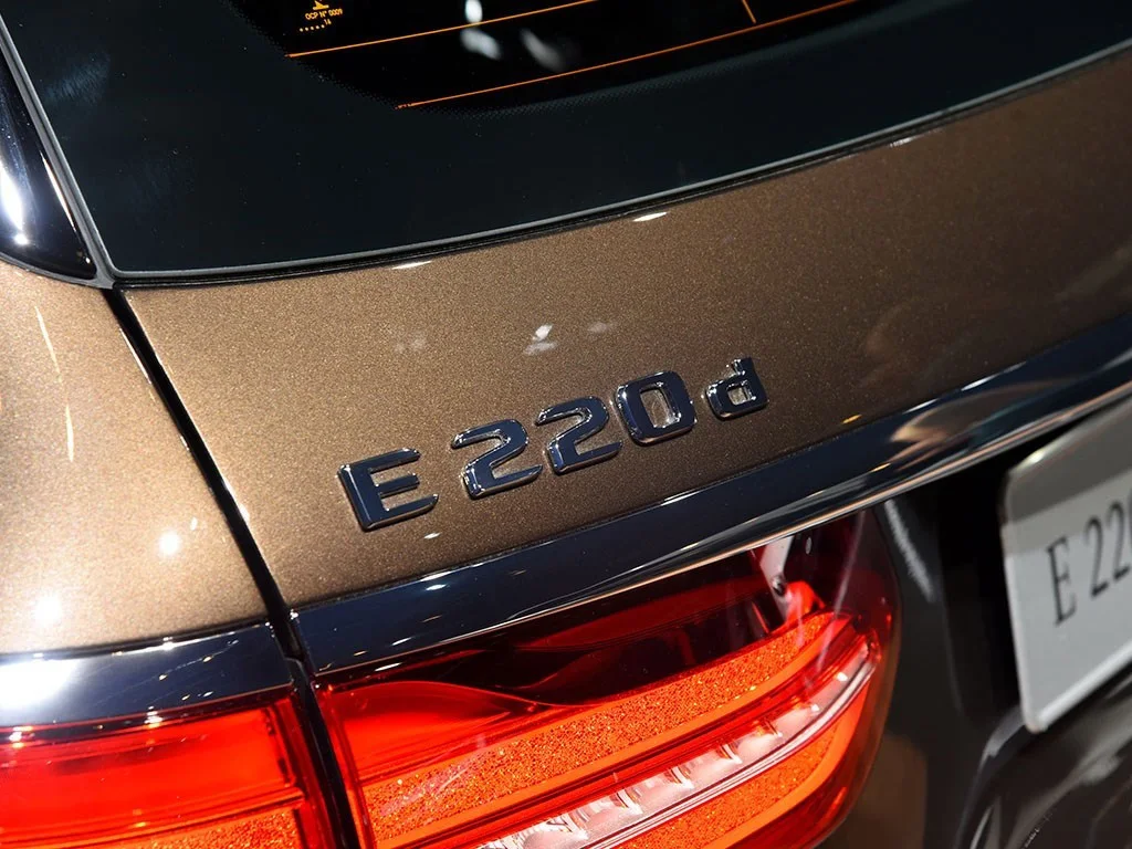1 قطعة E220 E230 E350e ABS شعار السيارة إلكتروني ملصق المصد الخلفي الذيل الباب الجذع ملصق سيارة الخلفي شعار ملصق التصميم اكسسوارات