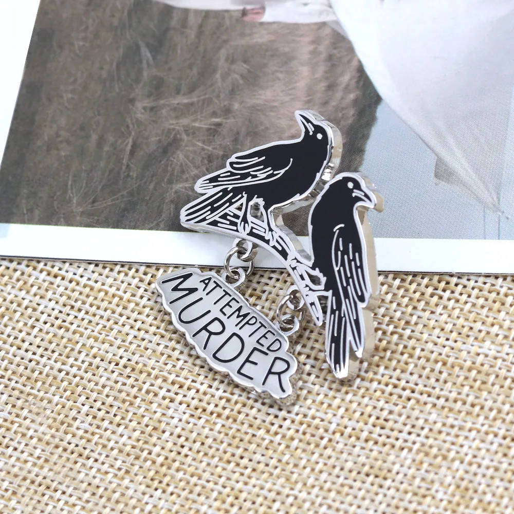 Lustiger Mordversuch Emaille-Pin Zwei Krähen auf einem Ast Brosche Dunkler Humor Krähen-Abzeichen Metall-Anstecknadel Schmuck Geschenk für Freunde B – Detail 7