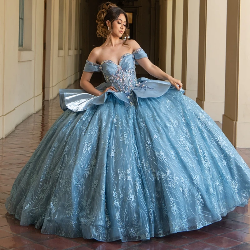 فساتين Quinceanera لامعة باللون الأزرق السماوي قبالة الكتف مزين بالترتر والخرز والدانتيل مع فيونكة تول لحفلات أعياد الميلاد الحلو 16 فستان فيستدوس