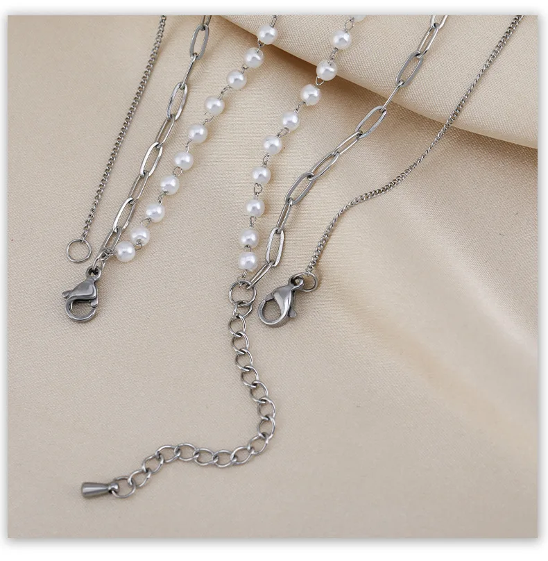 يتميز القلادة المصنوعة من الفولاذ المقاوم للصدأ على شكل فراشة من ثلاث طبقات بتصميم متخصص على أسلوب بارد وبسيط