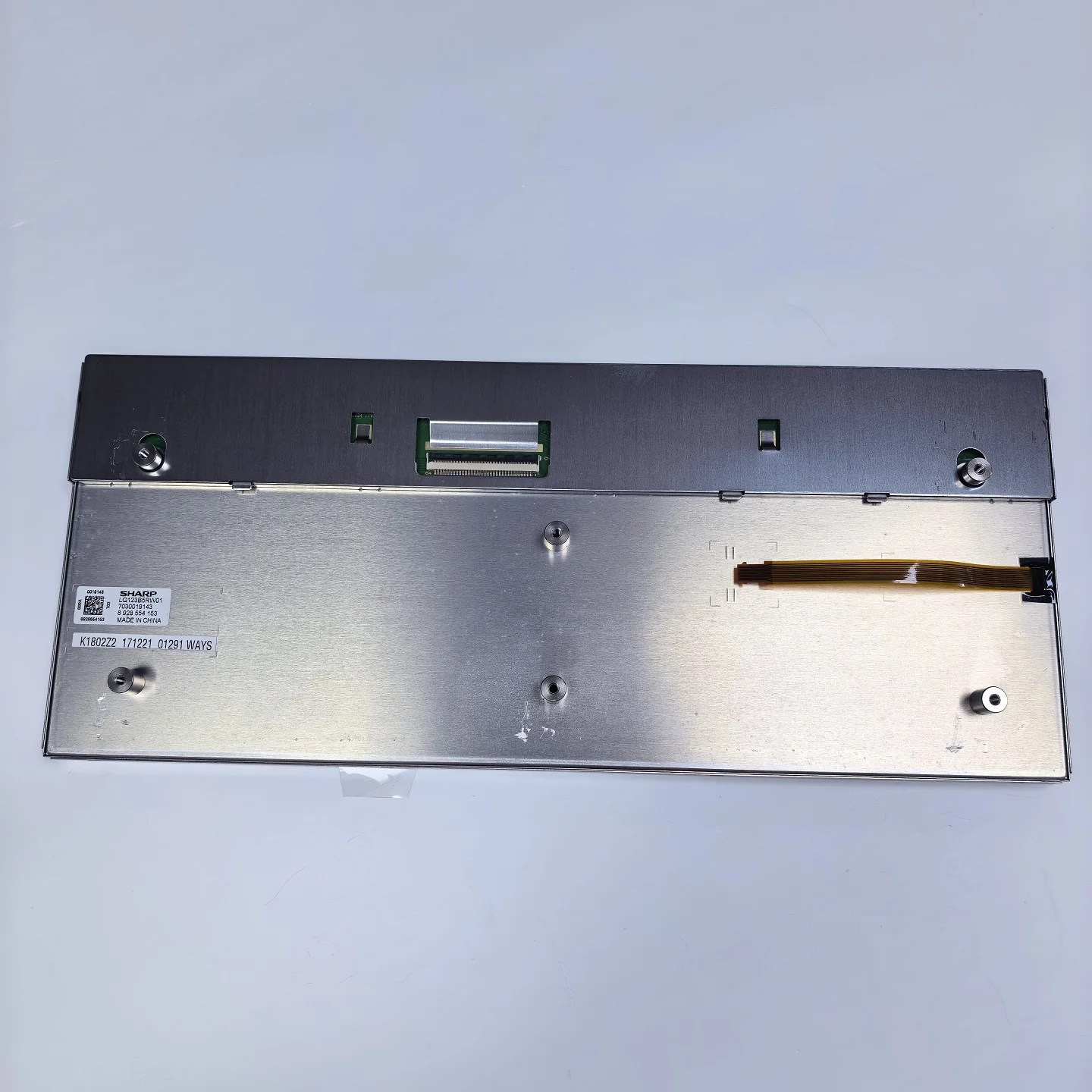 The car dashboard display screens LQ123B5RW01 and LW01 are compatible.