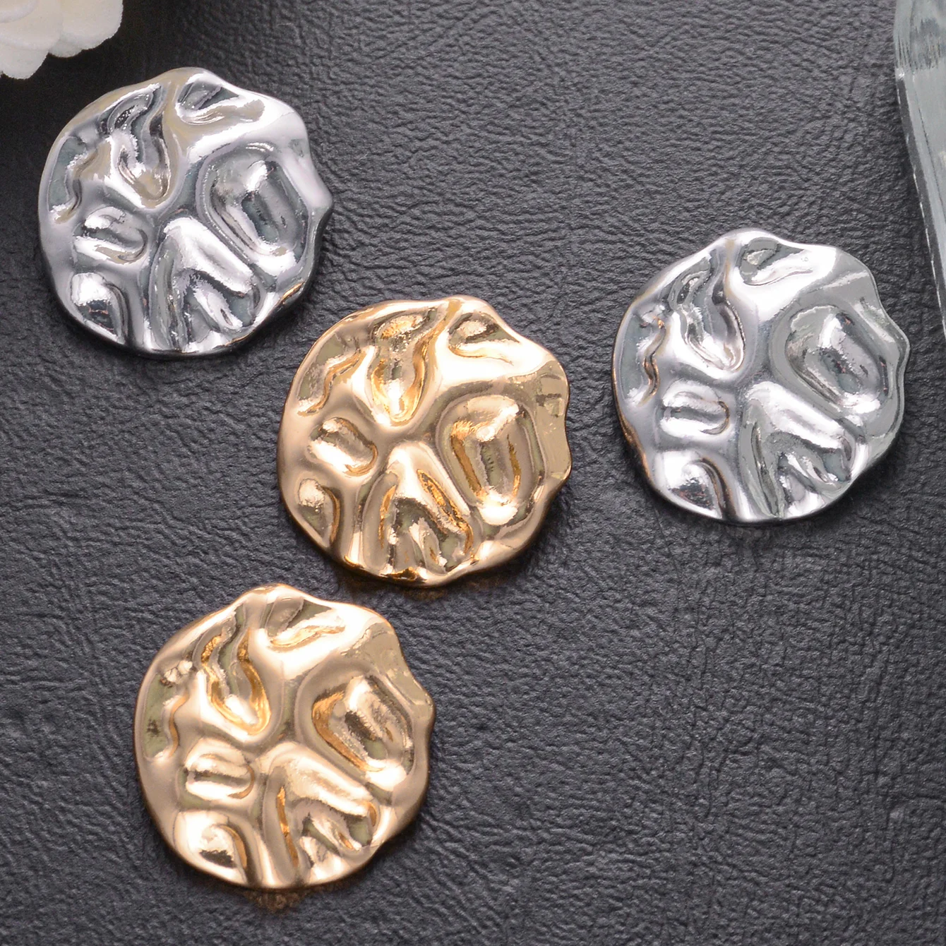 7pcs/pack Irregular low luxury buttons that can be paired with tops, gloves, bags, and any DIY outfit
