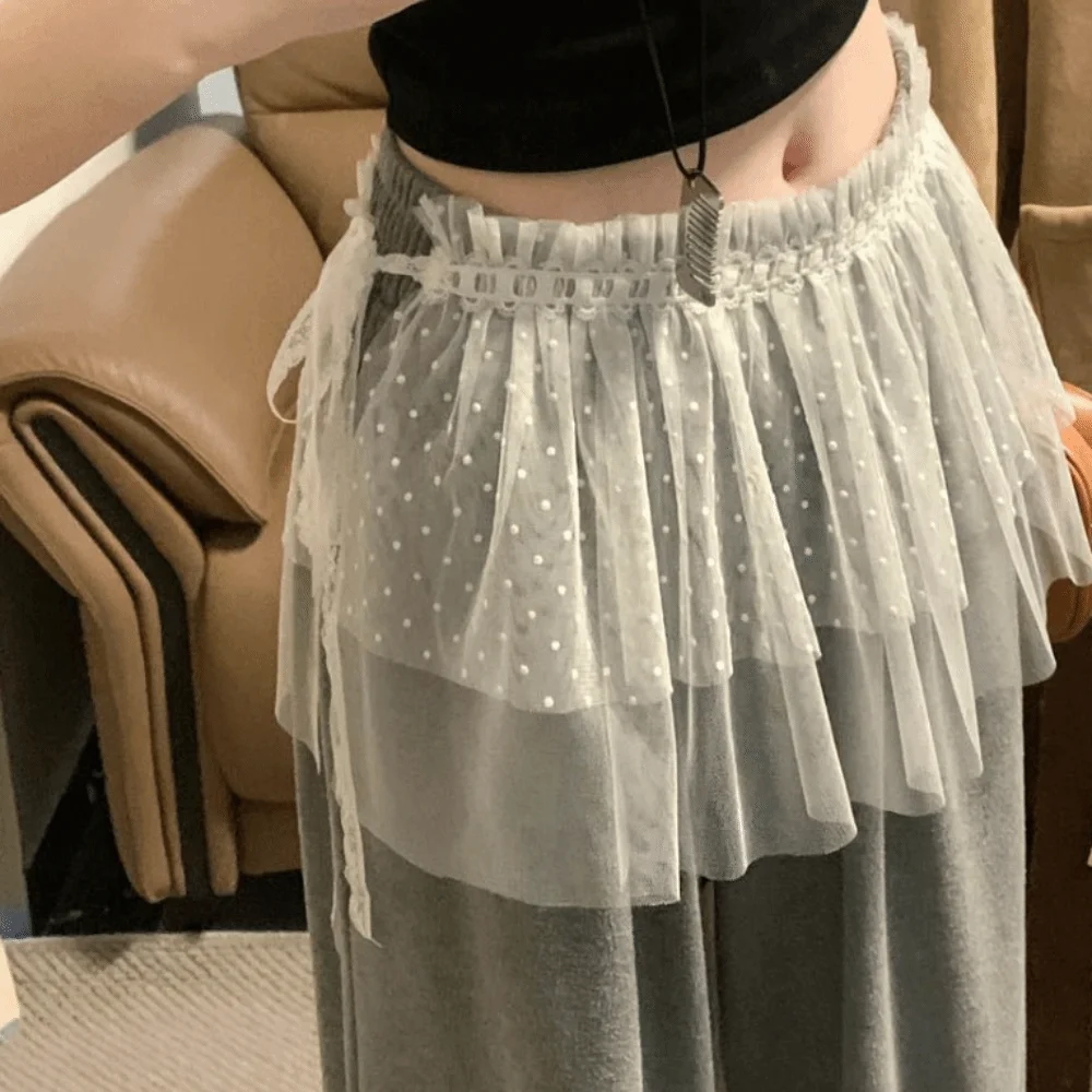 minissaias-elegantes-de-renda-estilo-balletcore-coreano-brancas-com-babados-cintura-alta-elastica-e-detalhes-decorativos-em-jeans