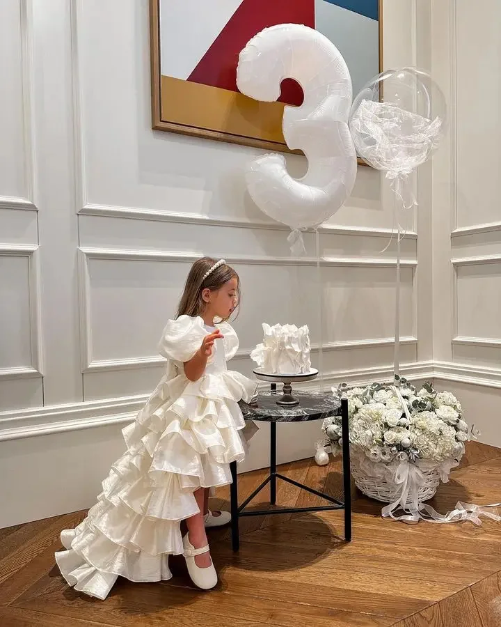 Weißes mehrlagiges Blumenmädchenkleid für die Hochzeit, bauschiger Satin mit Schleife, Kindergeburtstag, Party, Prinzessin, Festzugskleid, Erstkommunionkleid