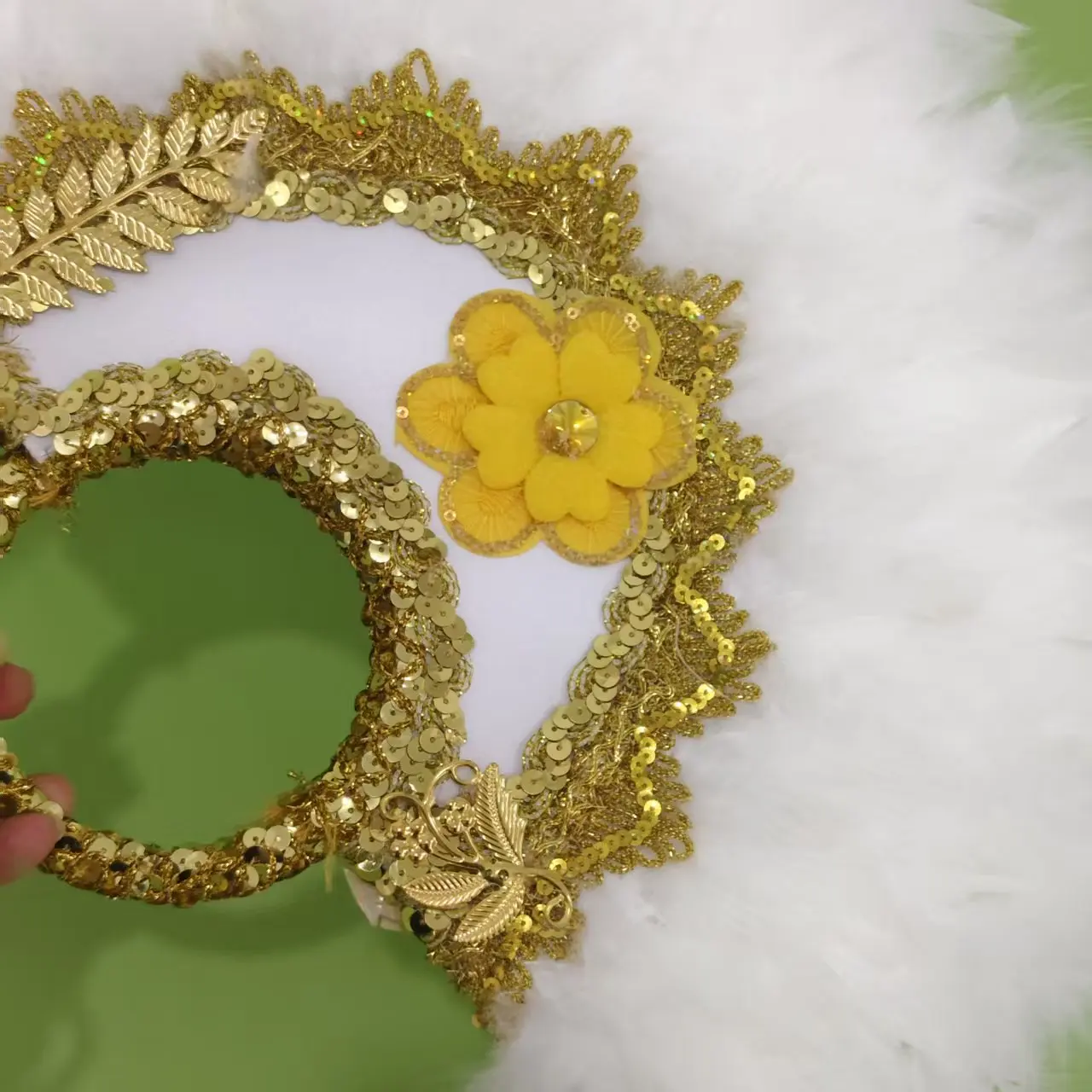 مروحة زفاف على الطراز الغربي مع دانتيل أبيض وذهبي، يجب حملها بواسطة العروس ووصيفات العروس خلال حفل الزفاف.