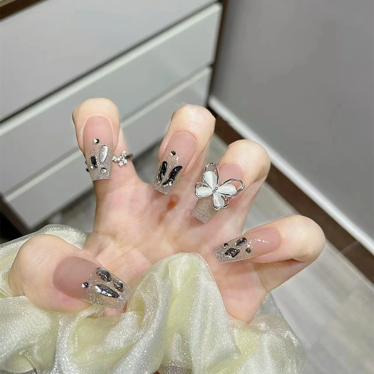 지아나 크리스탈 글리터 인조 손톱 나비 그라데이션 탈부착 가능 중간 길이 가짜 손톱 24개/세트 여성용