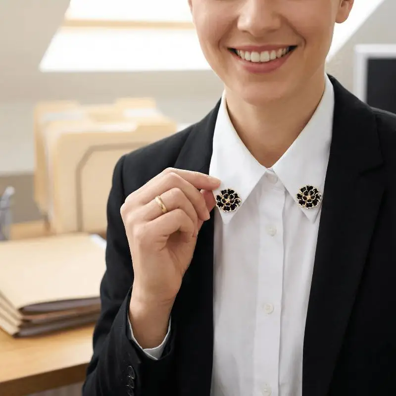 

Декоративные пуговицы с искусственным жемчугом и стразами в виде цветов: застежки для женской одежды и манжет.