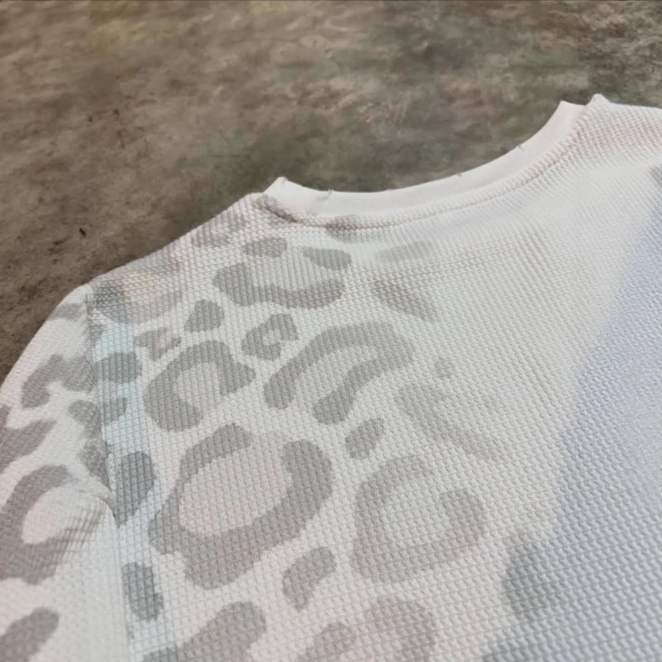 Retro Personalized Leopard Print Waffle Print Round Neck Long Sleeved Top for Men and Women, Casual and Fashionable T-Shirt image 4