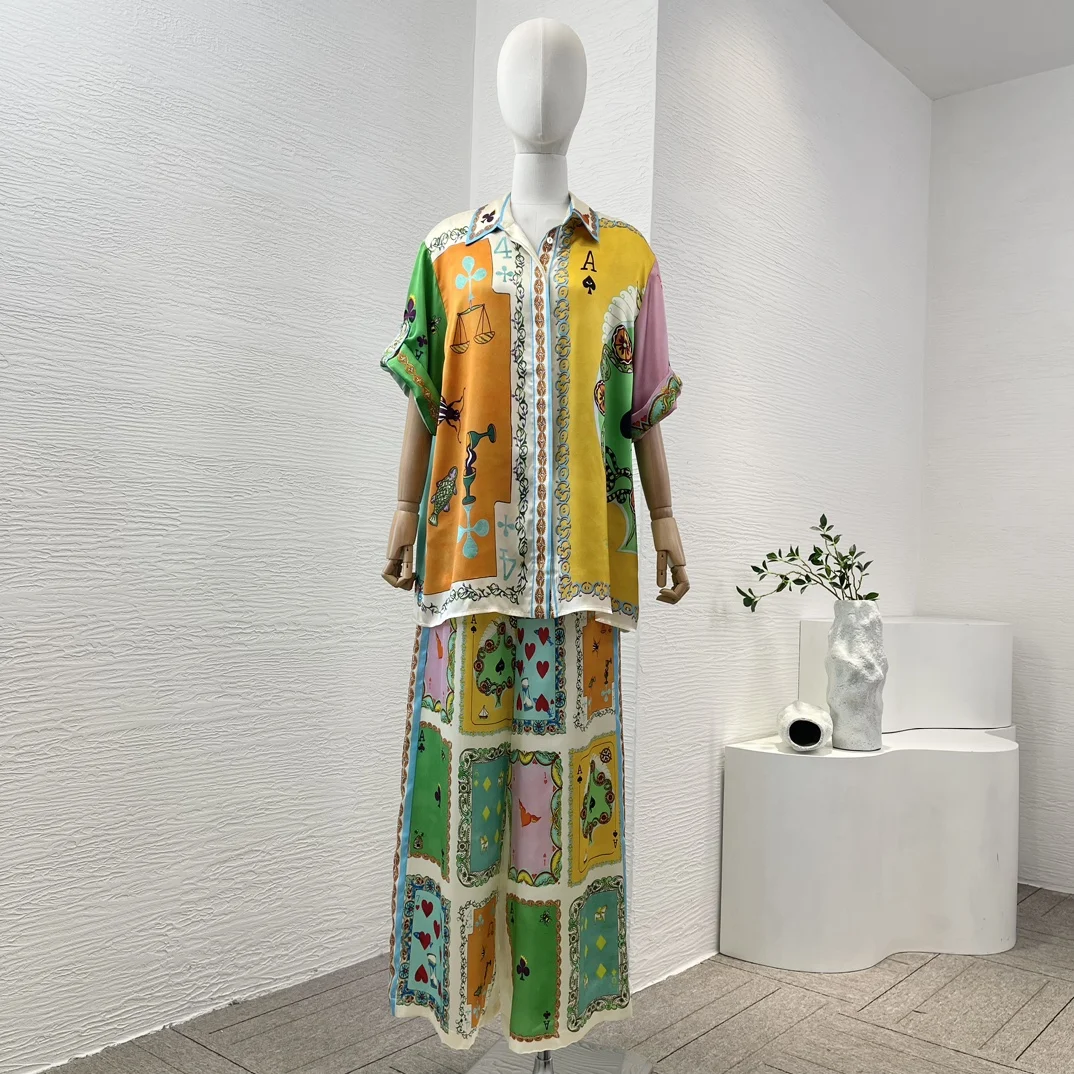 

2024 летний высококачественный Шелковый комплект из блузки и брюк с коротким рукавом и принтом карточки