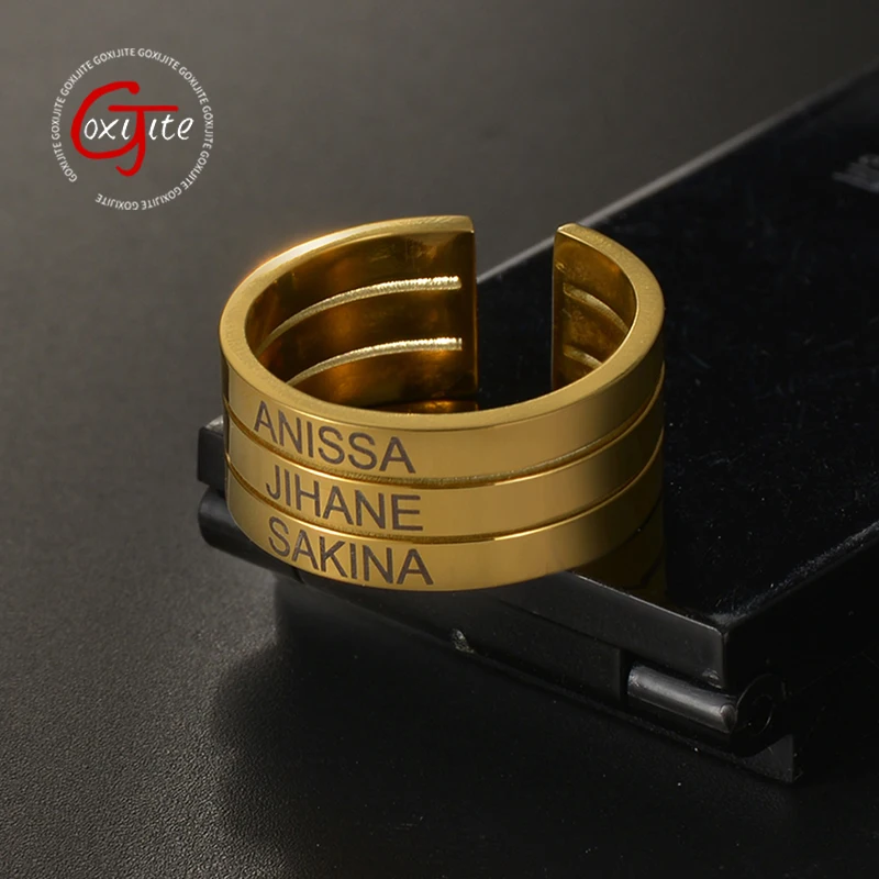 Goxijite แกะสลักที่กําหนดเองชื่อแหวนสําหรับผู้ชายผู้หญิงสแตนเลสส่วนบุคคลแกะสลักวันที่ 3 ชั้นแหวนครบรอบของขวัญ