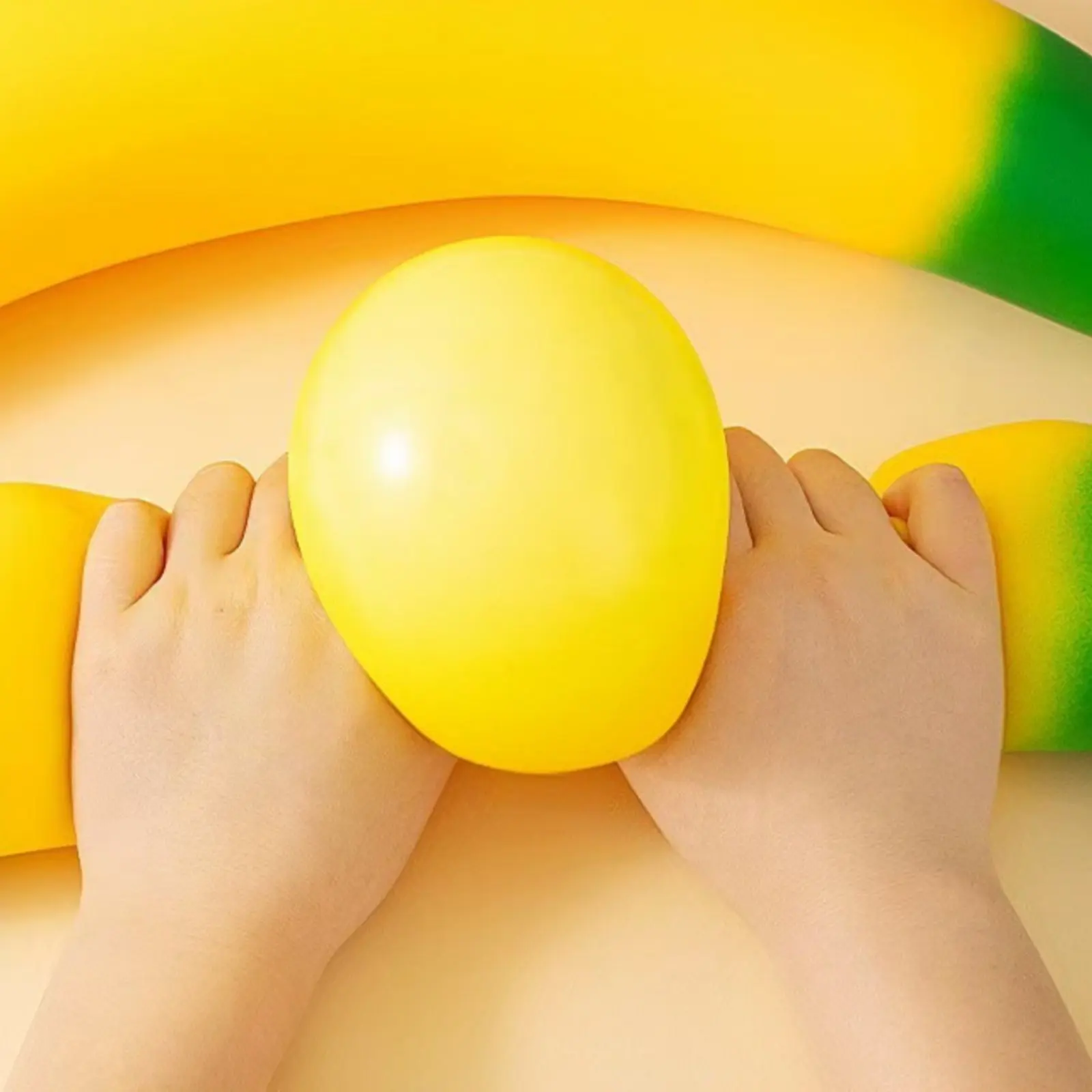 jouet-anti-stress-banane-jaune-souple-a-rebond-lent-avec-pointes-vertes-article-de-relaxation-doux