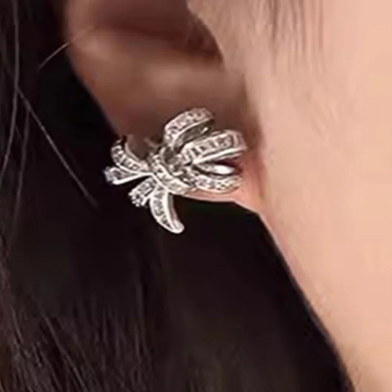 أقراط نسائية أنيقة بتصميم فيونكة من Huitan مع تشيكوسلوفاكيا لامعة لحفلات الزفاف اليومية وإكسسوارات حلوة متعددة الاستخدامات