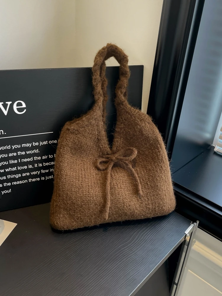 

2025 Новая корейская вязаная сумка-тоут для подмышек, женская большая вместительная универсальная сумка на одно плечо для занятий, повседневная, простая...