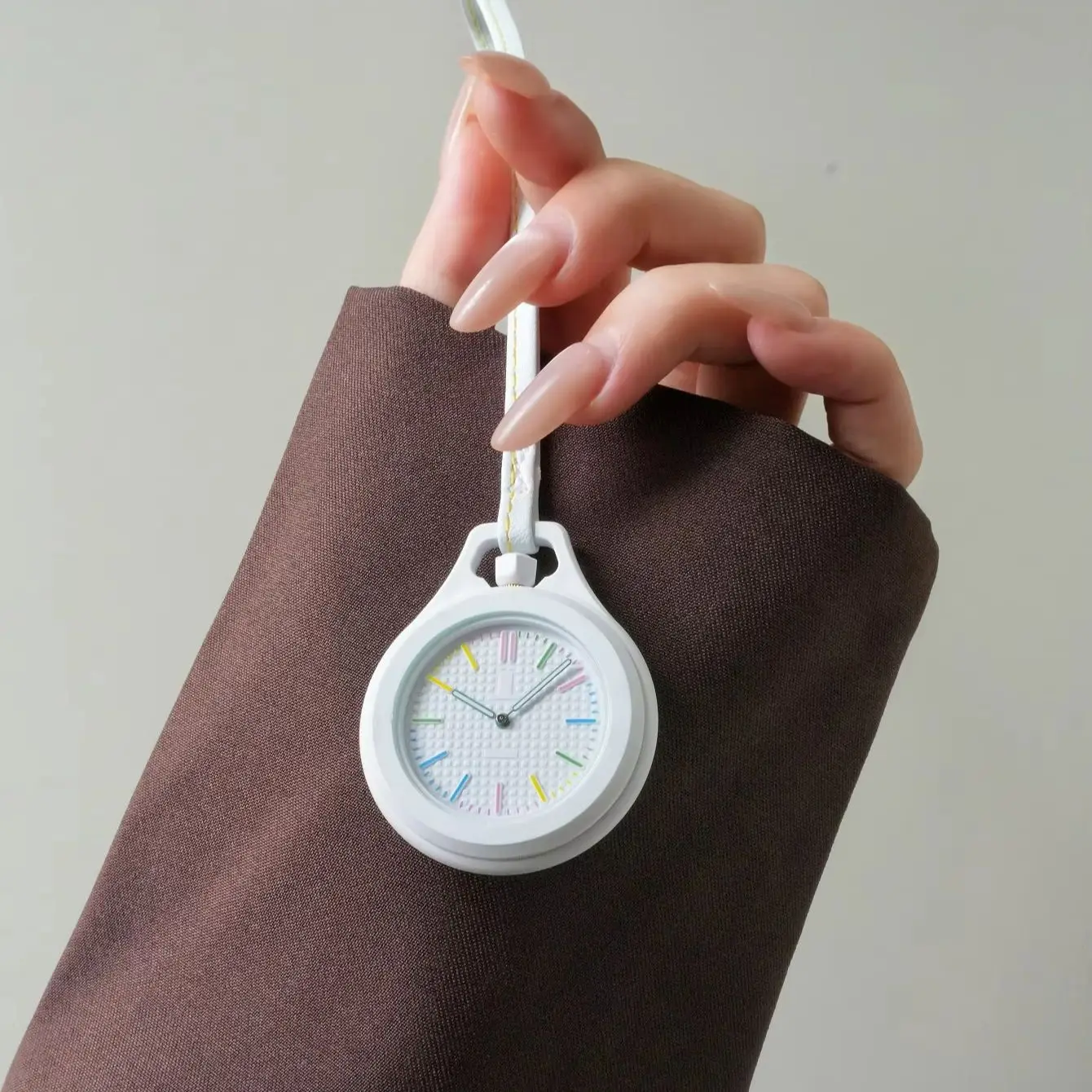 New Simple and Stylish Round Hanging Watch, Creative Casual Quartz Watch, Fashionable Versatile Backpack Decoration Pendant, Portable Small Clock