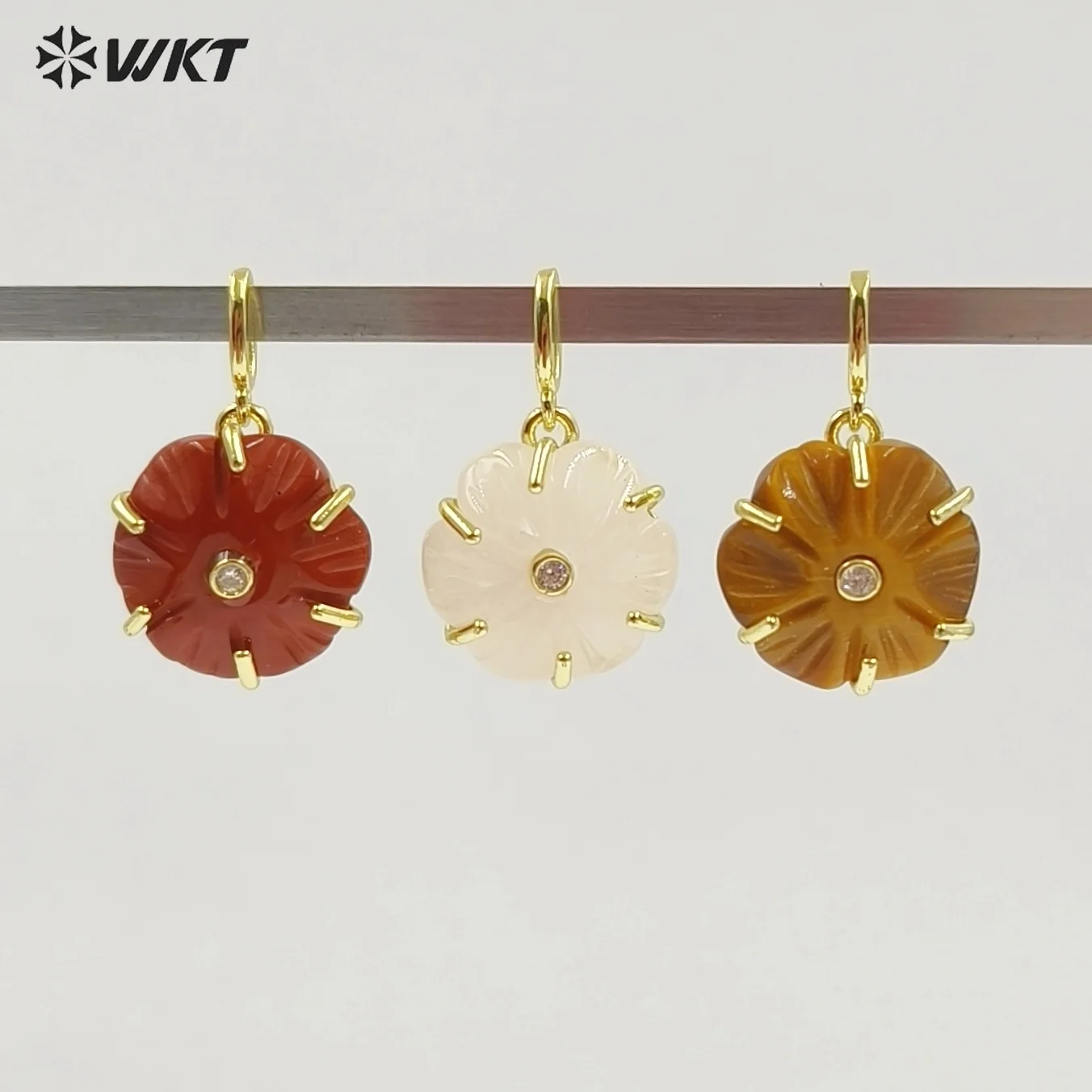 

WT-P2121 Delicate Gold Plated Zircon And Natural Gemstones Carved Flower Shape Little Pendants For Girls Fashion Necklace Design