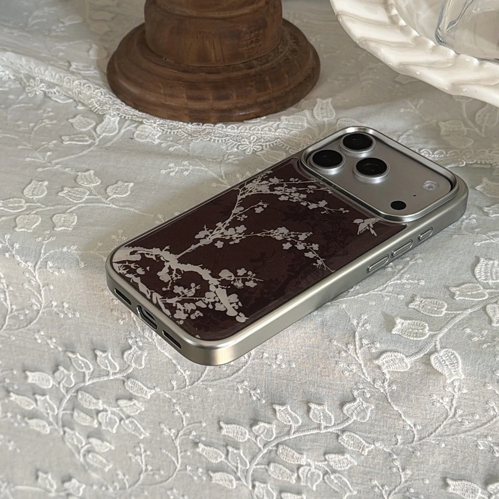 Elegantes Braun mit weißem Blumenmuster, stilvolle Hülle für iPhone 17, 16, 15, 14, 17 Pro Max 13, galvanisierte, stoßfeste Abdeckung mit Tropfenkleber – Detail 14